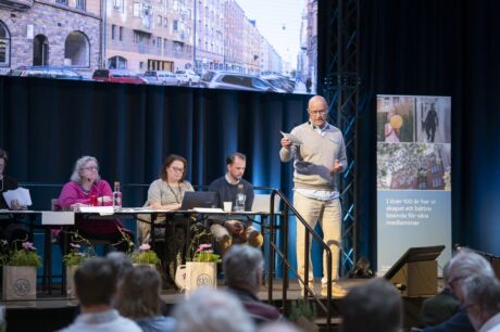 Styrelseordförande Reinhold Lennebo öppnar SKBs föreningsstämma 2025.