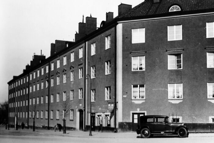 Svartvitt foto av kvarteret Bälgens fasad mot S:t Eriksgatan från 1920-talet.