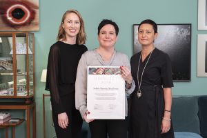 Från vänster Moa Andersson verksamhetsledare Boinstitutet, Eva Nordström vd SKB och Maria Veerasamy vd Svenskt Tenn. Eva Nordström håller i diplomet som visar att SKB fått Bopriset 2019.