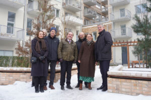 EIB:s delegation tillsammans med representanter för SKB på innergården till kvarteret Torshamn.