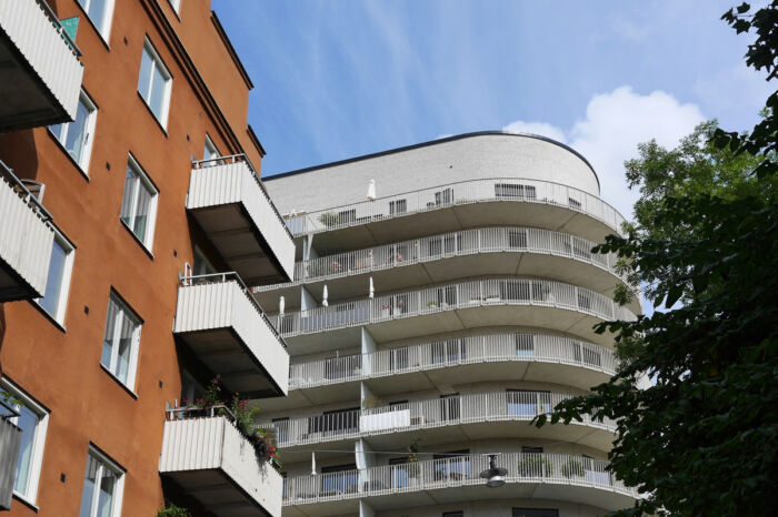 Två flerbostadshus med balkonger.