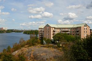 Kvarteret Bommen i Gröndal med Riddarfjärden och Kungsholmen i bakgrunden.