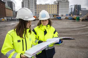 Projektledarna Jasmina och Linnea på SKBs byggplats i Hagastaden.