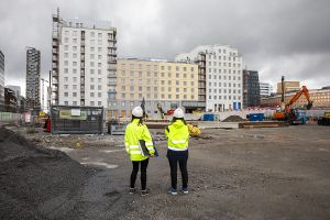 Projektledarna Jasmina och Linnea på SKBs byggplats i Hagastaden.