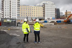 Två projektledare från SKB står på platsen där kvarteret Lysosomen ska byggas.