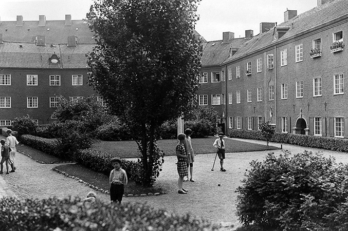 Foto från 1920-talet. Barn på innergården till kvarteret Motorn.