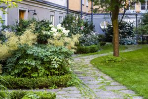 Stenlagd gång på innergården till kvarteret Tegelpråmen.