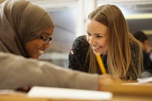 En skolelev får hjälp med läxorna av en frivillig från Stiftelsen Läxhjälpen.