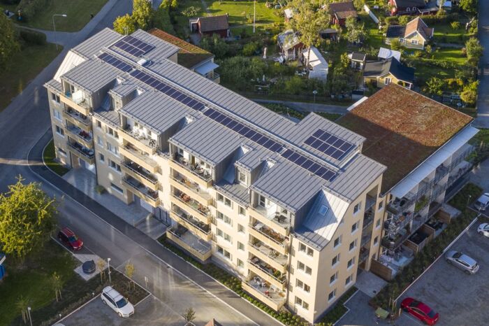 Flygfoto av kvarteret Nya Lillsjönäs. Solceller och gröna tak syns tydligt.
