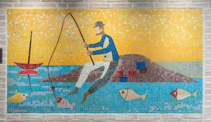 Mosaiktavla som föreställer en fiskare på en liten kobbe i glittrande solsken. En av fiskarna i vattnet har nappat på kroken!