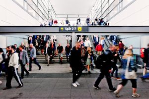 Uppsala resecentrum. Trapporna från pendeltågsperrongen.