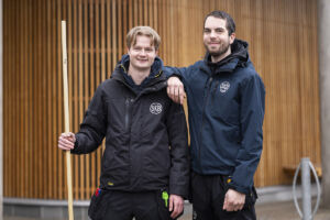 Filip och Simon står tillsammans utanför kvarteret Skrönan.