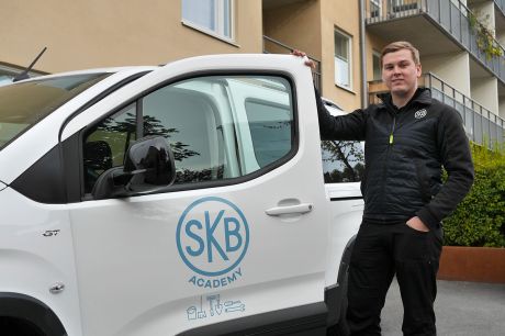 Arbetsledaren Erik Aahtila på väg in i en bil som det står SKB Academy på.