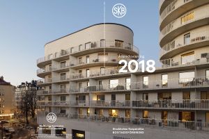 Omslagsbilden till SKBs Årsredovisning 2018, foto av kvarteret Basaren i skymning.