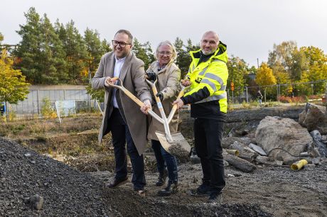 Spadtag med en spade med tre handtag. De som tar spadtaget är Carl Kangas, kommunstyrelsens ordförande i Värmdö kommun, Charlotte Axelsson, ordförande SKB och Thomas Carlsson, vd 2A Entreprenad.