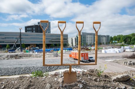 Spade med fyra handtag på byggplatsen för kvarteret Torshamn i Kista