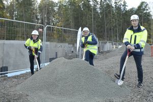 Med varsin spade på smittsäkert avstånd: Från vänster Eva Nordström, vd SKB, Charlotte Axelsson, ordförande SKB och Fredrik Leo, vd ByggPartner.