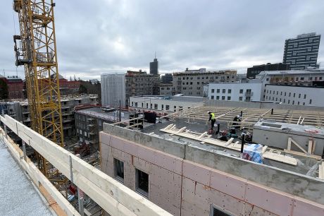 Bild från taket på kvarteret Torshamn som visar den pågående byggnationen med Kista Science Tower i bakgrunden