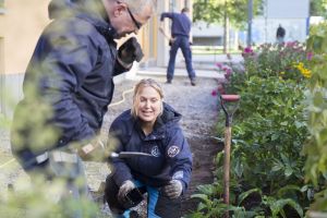 SKB-medarbetare jobbar med rabatt och grusyta vid kvarteret Maltet.