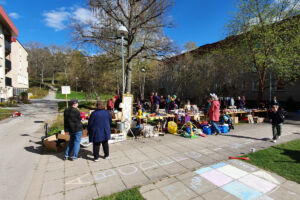 Gårdsloppis under en återbruksdag arrangerad av kvartersrådet i Vårberg.