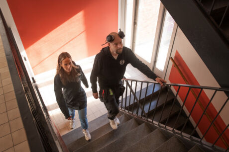 Två personer på väg uppför en trappa.