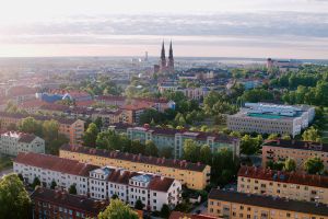 Vy över Uppsala från nordost, med domkyrkan i mitten.