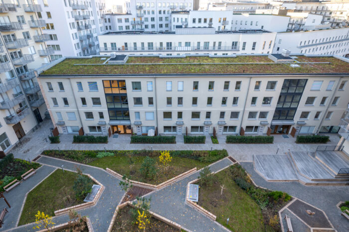 Ett fyravåningshus med grönt tak i SKB-kvarteret Torshamn i Kista äng.